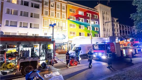 Die Hamburger Feuerwehr ist bei einem Brand in einem Haus auf der Reeperbahn im Stadtteil St. Pauli im Einsatz. Nach dem Brand einer Wohnung auf der Hamburger Reeperbahn hat die Feuerwehr dort eine tote Person entdeckt. 