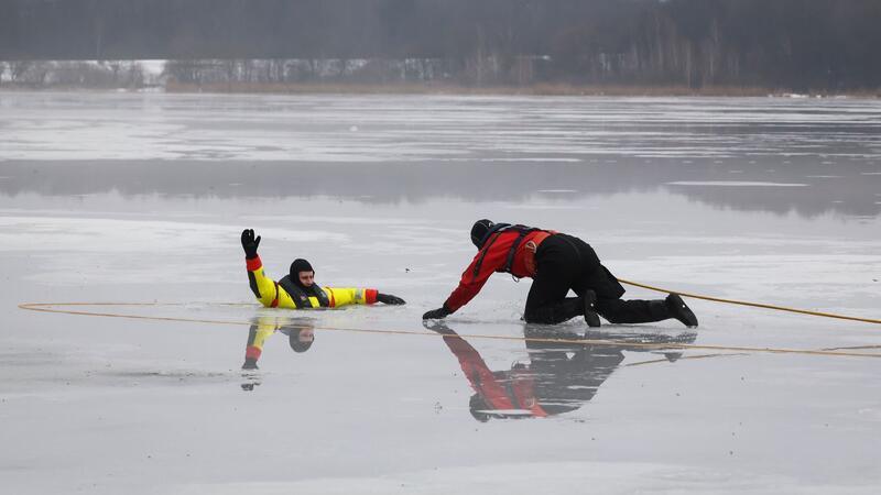 Die Hamburger Feuerwehr übt auf dem zugefrorenen Öjendorfer See die Rettung eines ins Eis eingebrochenen Menschen.