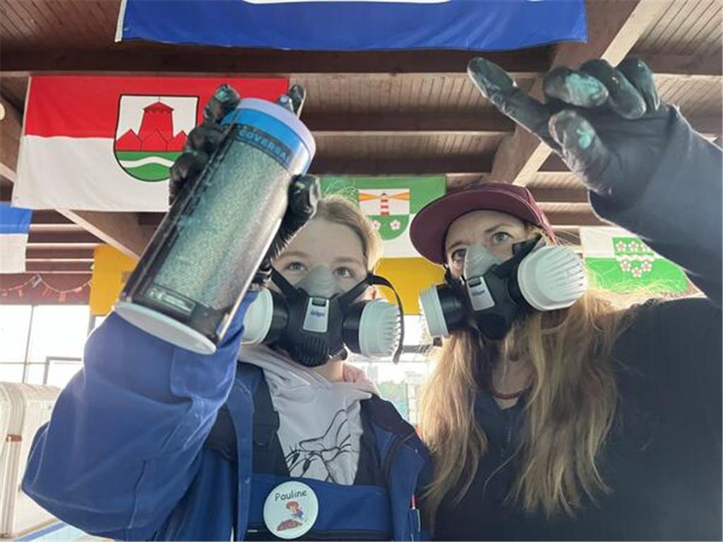 Die Hamburger Graffiti-Künstlerin CAROLÏN (rechts) hilft Pauline beim Sprayen in...