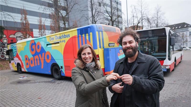 Obdachlosen-Duschbus seit fünf Jahren in Hamburg unterwegs Die Hamburger Hochbahn AG hat einen zweiten Bus an die gemeinnützige Organisation GoBanyo gespendet, die sich mit ihrem Duschbus für Menschen auf der Straße stark macht.