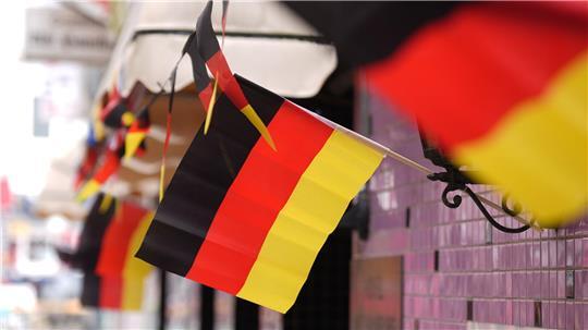 Die Hamburger Hochbahn verlängert ihren Betrieb in der Nacht zum Freitag für WM-Fans. (Archivbild)