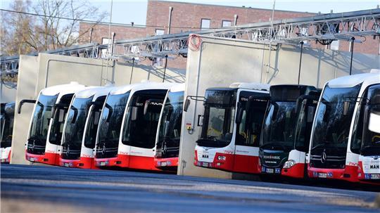 Die Hamburger Hochbahn will bis 2031 zusätzlich 240 E-Busse beschaffen. (Symbolbild)