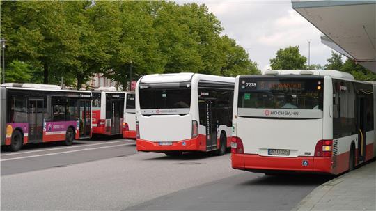 Die Hamburger Hochbahn will in den nächsten drei Jahren 150 moderne Verbrennerbusse anschaffen – und dafür nach eigenen Angaben auf klimafreundliche Treibstoffe setzen. (Archivbild)