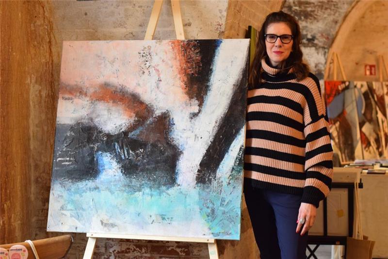 Die Hamburger Künstlerin „Annbeeannbee“ ist mit ihren acht „Mixed-Media-Bildern“ zum ersten Mal in der Festung dabei.