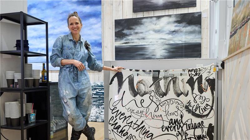 Eleganz in Tinte: Kalligraphin schreibt für Chanel & Co. Die Hamburger Künstlerin Jeannine Platz liebt Malen und Schreiben. Beides zeichnet ihre Werke aus.