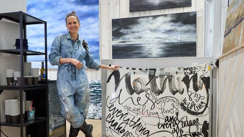 Die Hamburger Künstlerin Jeannine Platz liebt Malen und Schreiben. Beides zeichnet ihre Werke aus.