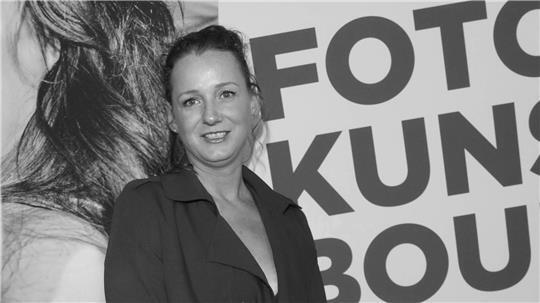 Die Hamburger Kunstagentin Jenny Falckenberg ist überraschend im Alter von 45 Jahren gestorben.