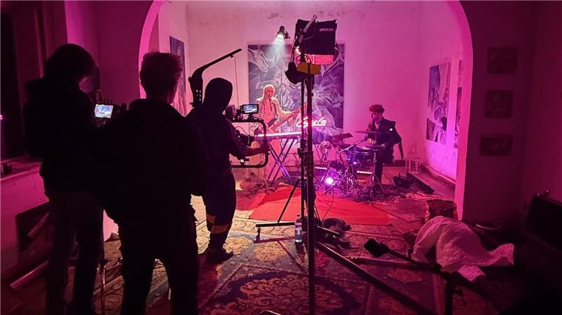 Die Hamburger Musikerin Lyyla nutzte das Horneburger Schloss kürzlich, um ein Musikvideo zu drehen.