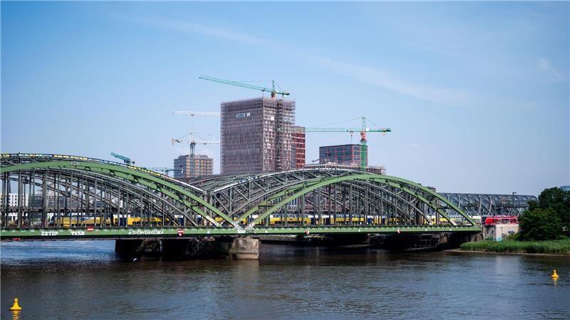 Sanierung Hamburg-Berlin - Längere Fahrzeit und Ersatzbusse Die Hamburger Norderelbbrücken sind nach Angaben der Deutschen Bahn für den zusätzlichen Verkehr nach Berlin gerüstet.