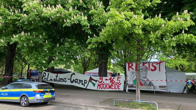 Die Hamburger Polizei beobachtet das antiisraelische Protestcamp.