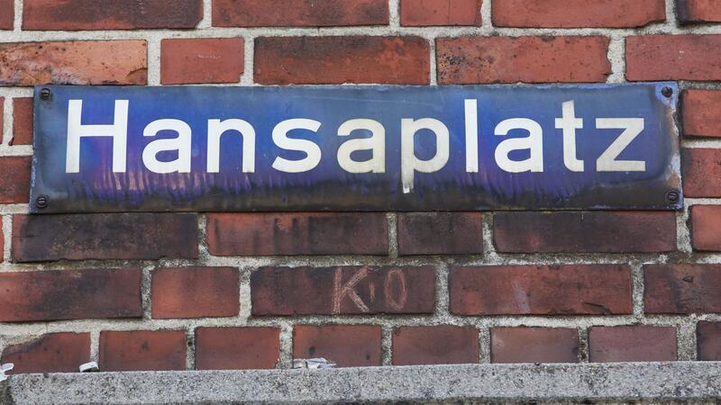 Großkontrolle der Polizei am Hansaplatz in Hamburg Die Hamburger Polizei kontrollierte am Freitagabend fast hundert Menschen am Hansaplatz. Die Razzia dient der Sicherheitsverbesserung am Kriminalitätsschwerpunkt. (Archivbild)