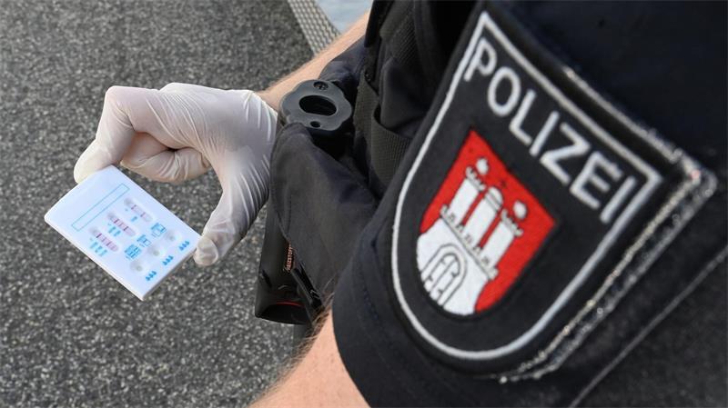 Die Hamburger Polizei nutzt einen Schnelltest zur Erkennung des Cannabiswirkstoffs THC im Blut. (Archivbild)