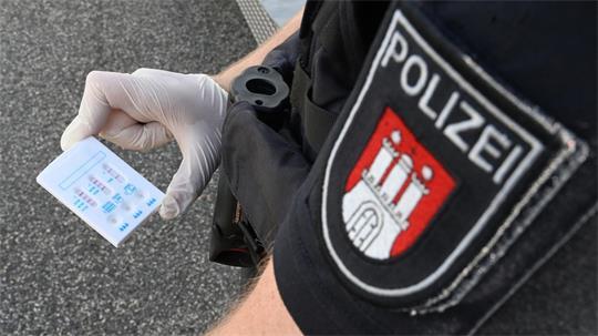 Die Hamburger Polizei nutzt einen Schnelltest zur Erkennung des Cannabiswirkstoffs THC im Blut. (Archivbild)