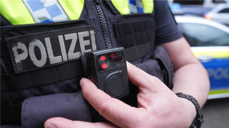 Hamburger Hochbahn: Kamera läuft Die Hamburger Polizei setzt Bodycams bereits seit mehreren Jahren ein. (Archivbild)