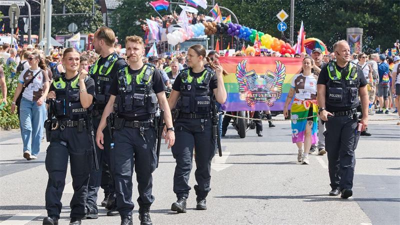 Die Hamburger Polizei spricht von einer friedlichen und ausgelassenen Stimmung bei der Demonstration zum Christopher Street Day.