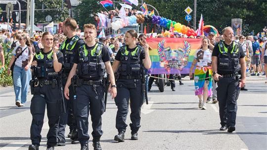 Die Hamburger Polizei spricht von einer friedlichen und ausgelassenen Stimmung bei der Demonstration zum Christopher Street Day.