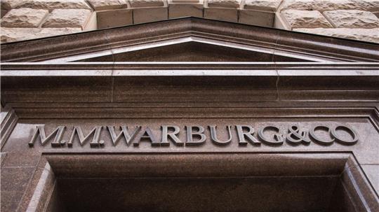 Die Hamburger Privatbank Warburg plant einen Stellenabbau. (Archivbild)