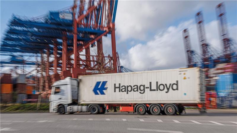 Die Hamburger Reederei Hapag-Lloyd hat im vergangenen Jahr deutlich weniger verdient als im Jahr zuvor.