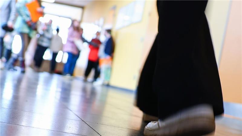 Die Hamburger Schulbehörde teilte mit, dass verbotene Ferienverlängerungen zunehmen. (Symbolbild)