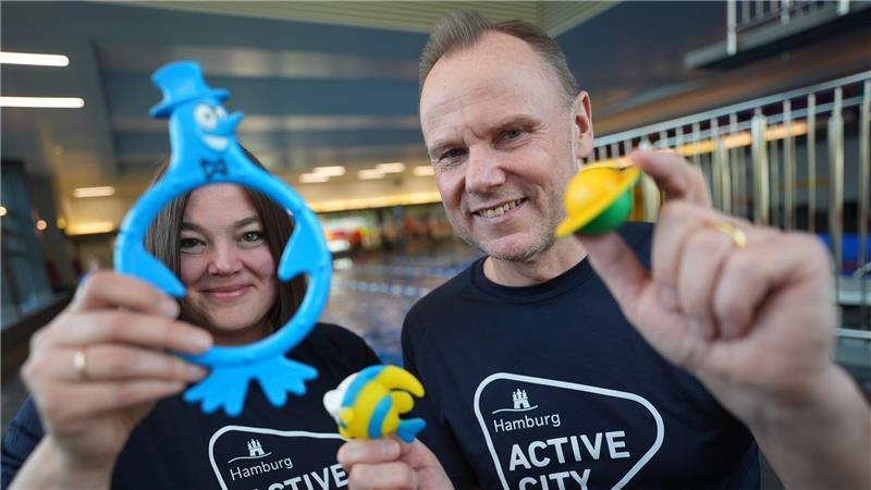 Die Hamburger Senatoren wollen, dass Kinder spielerisch erste Erfahrungen mit Wasser machen und Schwimmen lernen.