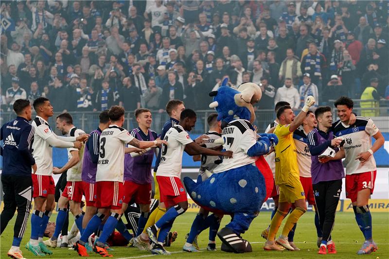 HSV feiert Sieg in aufregendem Stadtderby Die Hamburger Spieler jubeln nach ihrem 4:3-Sieg Foto: Marcus Brandt/dpa