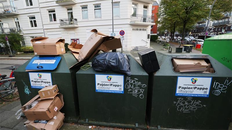 Die Hamburger Stadtreinigung fährt den Ernst-Thälmann-Platz täglich an, um herumliegenden Müll zu beseitigen.