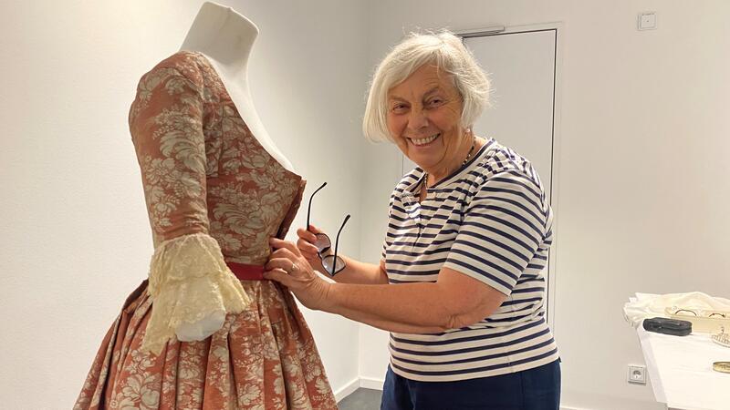 Die Stadt um 1800: So lebte die Buxtehuder High Society im Rokoko Textilrestaurateurin Gudrun Hildebrandt drapiert das rostrote Rokoko-Kleid auf einer Figurine