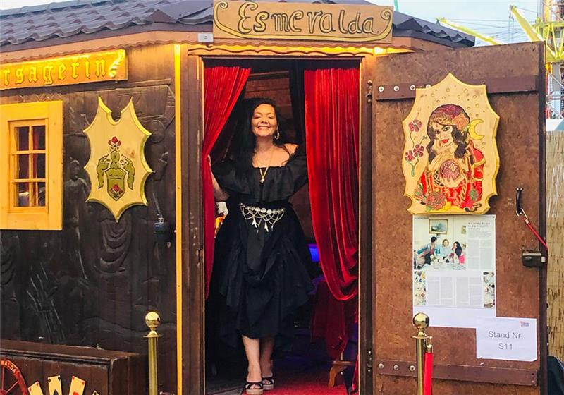 Die Hamburger Wahrsagerin Esmeralda Blume stellt ihren Wagen am Wochenende vor dem Kunsthaus auf.