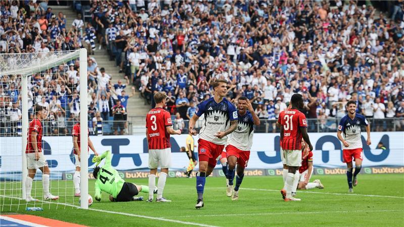 Die Hamburger jubeln über ihren ersten Treffer in der Hinrunde gegen Heidenheim. (Archivbild)