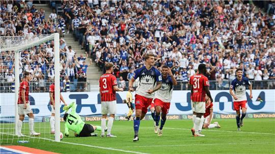 Die Hamburger jubeln über ihren ersten Treffer in der Hinrunde gegen Heidenheim. (Archivbild)