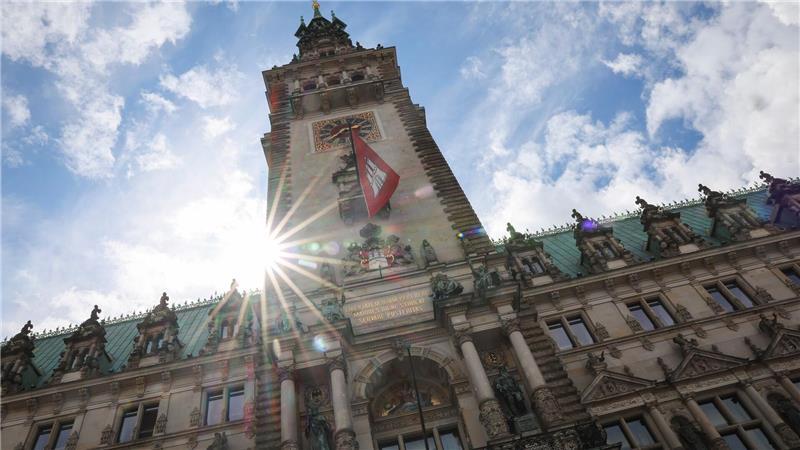 Die Hamburgische Bürgerschaft hat eine Regelanfrage beim Verfassungsschutz für neue Beschäftigte im öffentlichen Dienst beschlossen. (Archivbild)