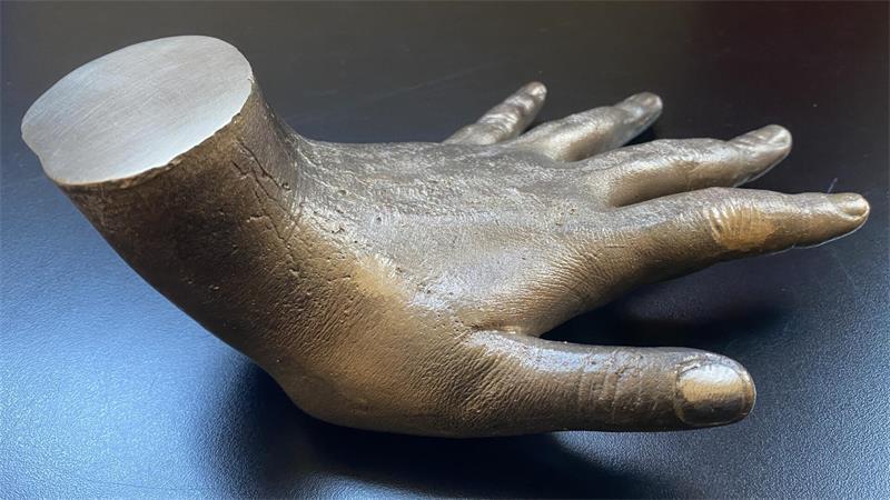 Die Hand der Letzten Generation, gegossen in Bronze.