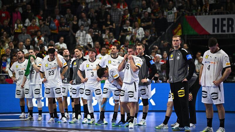 Handballer spielen in Hannover um Olympia-Ticket Die Handballer von Deutschland stehen in der Halle.