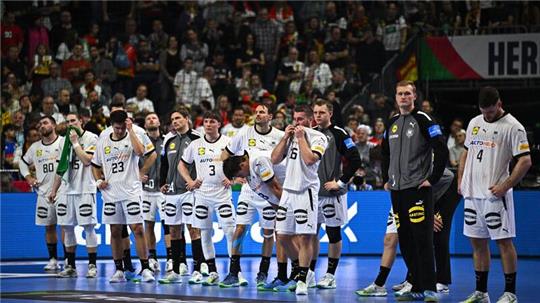 Die Handballer von Deutschland stehen in der Halle.
