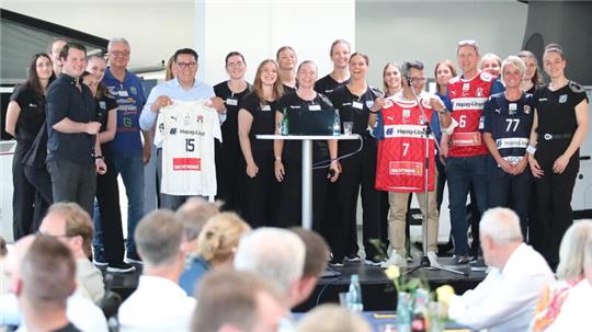 Die Handballerinnen des BSV versteigerten vier HSV-Trikots. Das Geld fließt in die Mannschaftskasse und reicht auf Mallorca für die ein oder andere Runde.