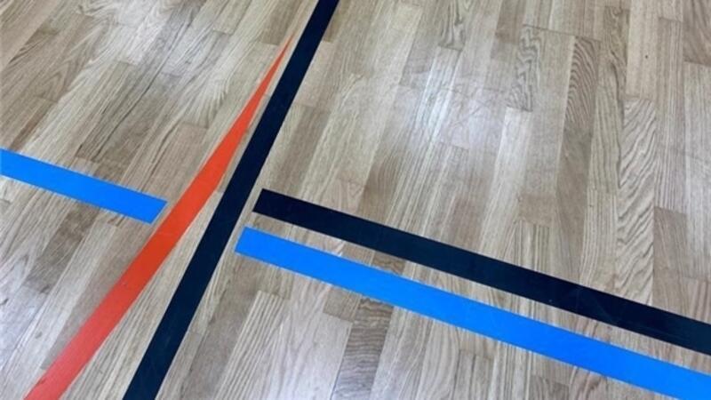 Die Handballlinie (rot) wird vom Basketballfeld (schwarz) unterbrochen. 