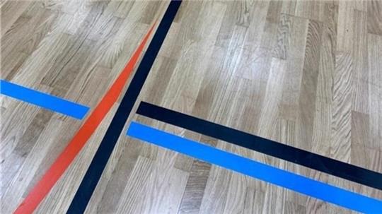 Die Handballlinie (rot) wird vom Basketballfeld (schwarz) unterbrochen. 