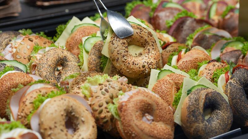 Restaurant-Krise? Hier kaufen Kunden jetzt vermehrt ihr Essen Die Handelsgastronomie profitiert vom veränderten Konsumverhalten der Verbraucher.