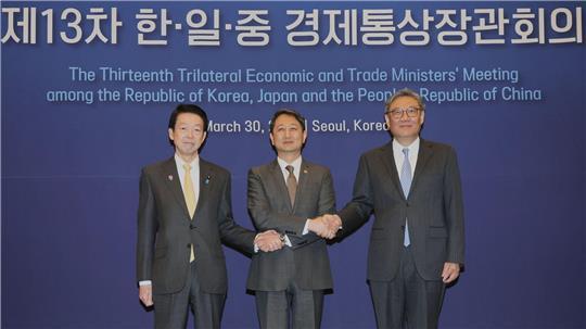 Die Handelsminister Südkoreas, Japans und Chinas haben über Freihandel gesprochen. 