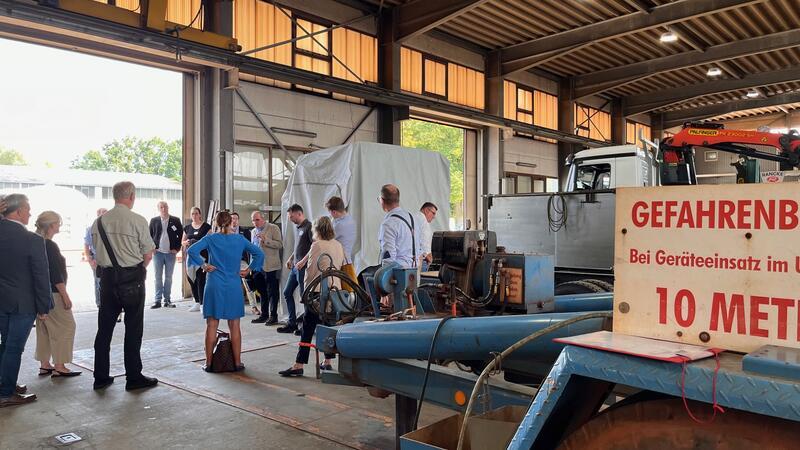Die Handwerkskammer hatte zur Innovationstour eingeladen. Die Tour führte die Gäste zu den Spezialisten von Rancke Fahrzeugbau in Stade.