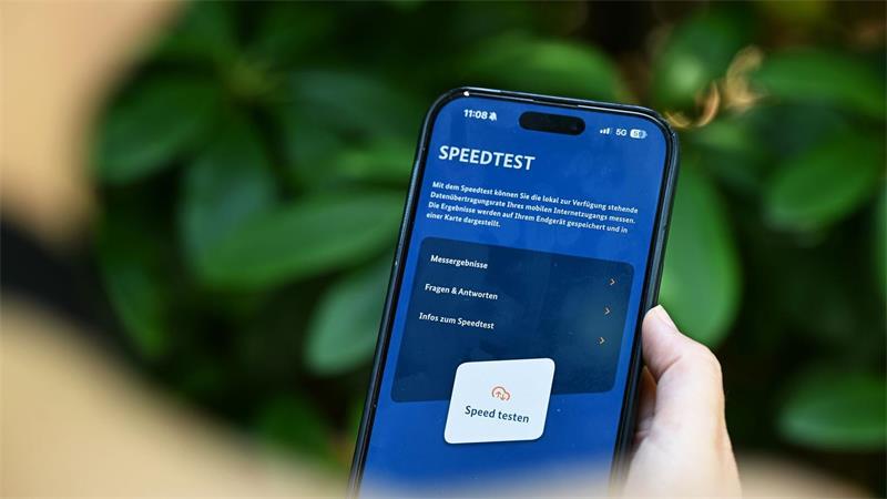Die Handynutzer sollen in den kommenden Tagen möglichst häufig ihr Handy zücken, um mit der App Mobilfunk-Check Tests zu machen.
