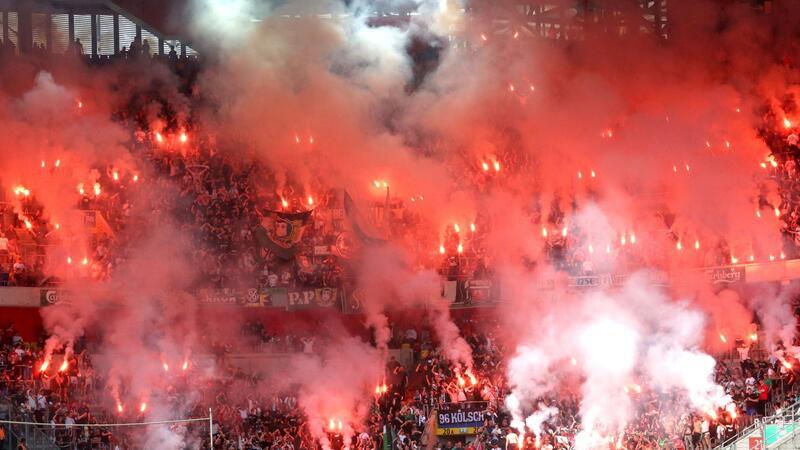 Die Hannoveraner Fans zündeten bengalische Fackeln im Stadion.