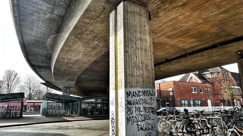 Angst auf dem Stader Pferdemarkt und am Bahnhof: Diese Maßnahmen sollen helfen Die Hansebrücke, die über den Bahnhof führt, könnte hell gestrichen und zusätzlich beleuchtet werden.