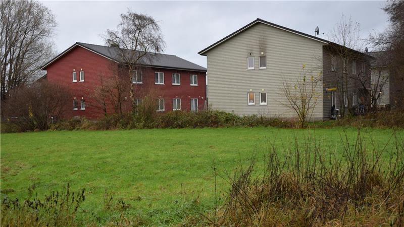 Die Hansestadt Buxtehude sucht dringend zusätzliche Unterkünfte für Geflüchtete. An der bestehenden Unterkunft an der Straße Heitmannshausen sollen anfang 2025 zwei zusätzliche Holzhäuser errichtet werden.