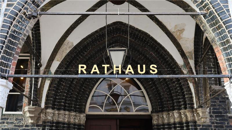 Lübeck steuert 2026 auf Millionendefizit zu Die Hansestadt Lübeck steuert 2026 auf ein Millionendefizit zu. Der Haushaltsentwurf des Bürgermeisters weist ein Defizit von mehr als 162 Millionen Euro auf.