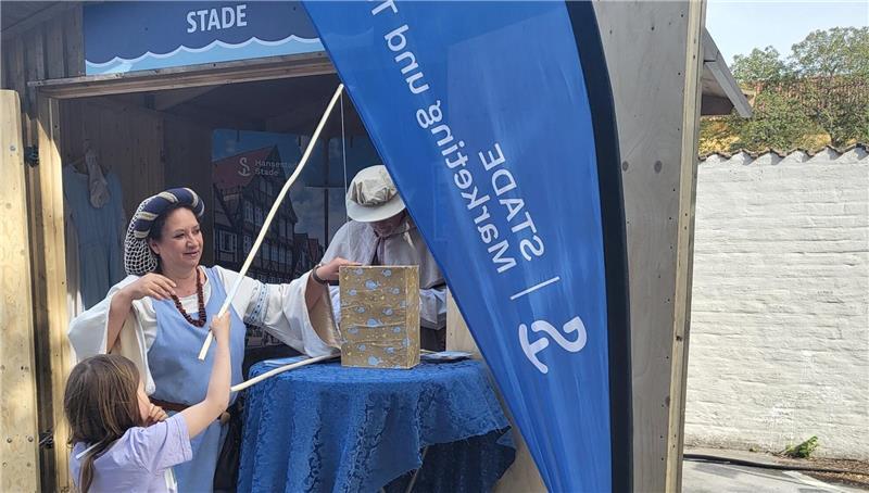 Die Hansestadt Stade präsentiert sich mit einem Stand beim Internationalen Hansetag in Visby.