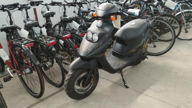 Die Hansestadt Stade versteigert nicht nur Fahrräder und E-Bikes, auch ein Roller kommt unter den Hammer.
