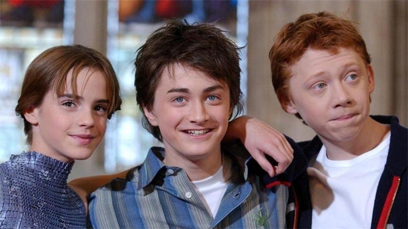 Die Harry-Potter-Filme machten Emma Watson (l-r), Daniel Radcliffe und Rupert Grint zu Stars - so sahen die sie im Jahr 2002 aus. (Archivbild) 