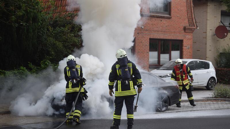 Harsefelder Feuerwehr rückt aus: BMW steht in Flammen Die Harsefelder Feuerwehr hatte den Brand schnell unter Kontrolle.