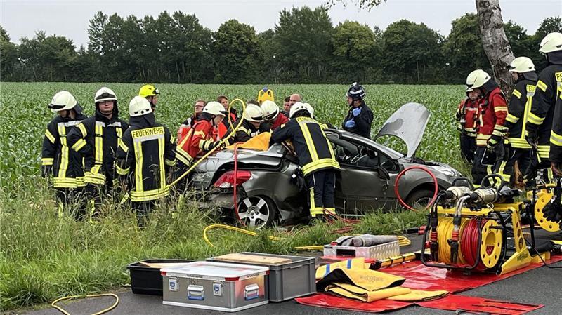 Die Harsefelder Feuerwehrleute setzen schweres Gerät ein, um die Schwerverletzte nach dem Unfall an der K53 in Griemshorst schonend aus dem Pkw holen zu können.